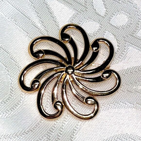 Vintage
Monet gold tone classic radial design brooch pin - Picture 1 of 7